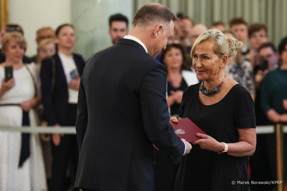 Prezydent RP Andrzej Duda wręczajacy nominację profesorską Katarzynie Grabowskiej