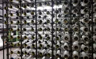 Widok na stojaki z setkami nici, z których produkowane są firanki